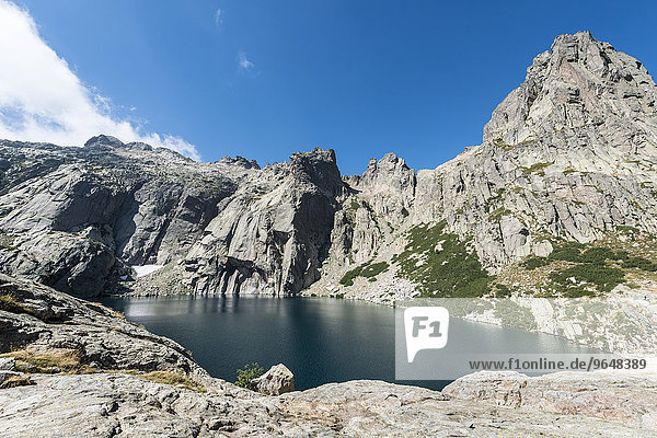 Bergsee Lac de Melo umgeben von Steilwänden  Quelle von dem Restonica Fluss  Restonica Hochtal  Corte  Département Haute-Corse  Korsika  Frankreich  Europa