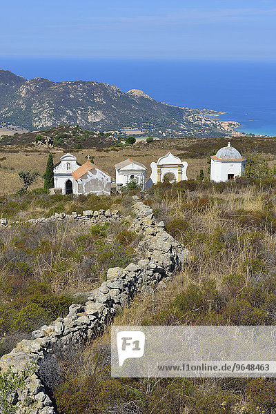 Grabmale mit Meerblick  bei Calvi  Balagne  Haute-Corse  Korsika  Frankreich  Europa