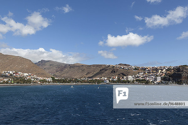 Ausfahrt aus dem Hafen von San Sebastian mit Ausblick auf San Sebastian  La Gomera  Kanarische Inseln  Spanien  Europa