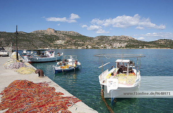 Fischerboote im Hafen  Plitra  Peloponnes  Griechenland  Europa
