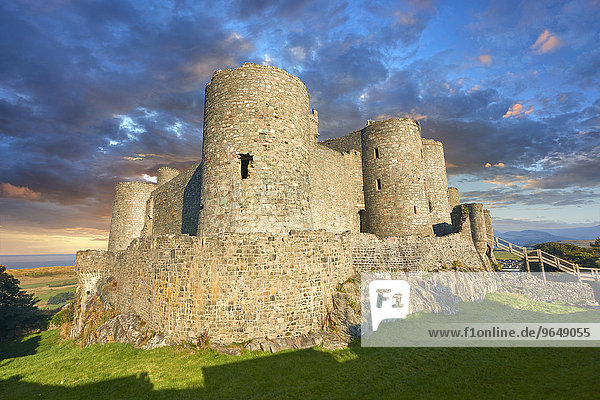 Das mittelalterliche Harlech Castle  erbaut 1282 - 1289 für König Eduard I.  UNESCO Weltkulturerbe  Conwy  Wales  Großbritannien  Europa