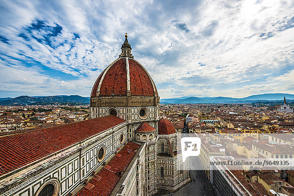 Kathedrale  Dom von Florenz  Duomo Santa Maria del Fiore mit der Kuppel von Brunelleschi  mit Stadt im Hintergrund  UNESCO-Weltkulturerbe  Florenz  Toskana  Italien  Europa
