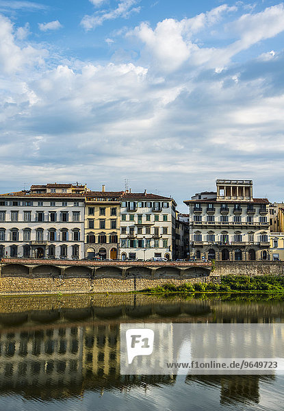 Häuser am Kanal  Fluss Arno  Florenz  Toskana  Italien  Europa