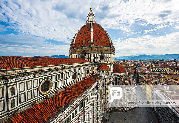 Kathedrale  Dom von Florenz  Duomo Santa Maria del Fiore mit der Kuppel von Brunelleschi  mit Stadt im Hintergrund  UNESCO-Weltkulturerbe  Florenz  Toskana  Italien  Europa