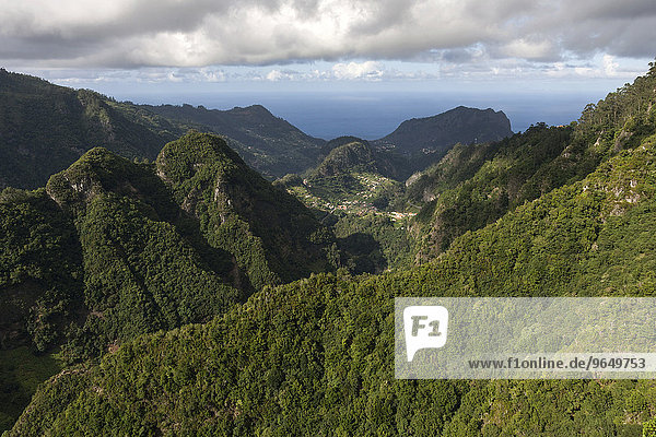 Ausblick von Ribero Frio zur Nordküste  hinten Faial und Penha de Águia oder Adlerfelsen  Madeira  Portugal  Europa
