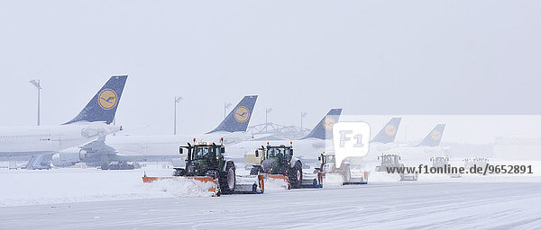 'Flugzeuge  Winterdienst  Schneeräumen am Flughafen  Flughafen München ''Franz Josef Strauß''  MUC  EDDM  München  Oberbayern  Bayern  Deutschland  Europa'