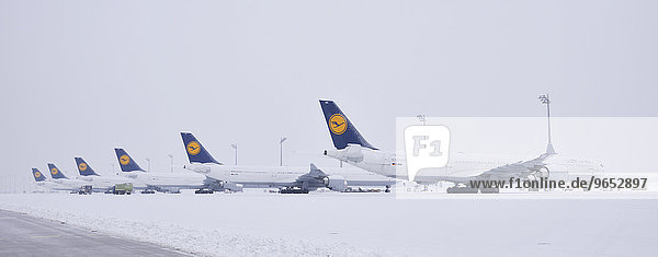 Lufthansa-Flugzeug auf Abstellposition im Schnee  Flughafen München Franz Josef Strauß  MUC  EDDM  München  Oberbayern  Bayern  Deutschland  Europa