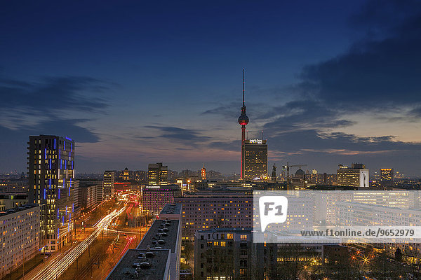 Ausblick auf Berlin Mitte mit dem Fernsehturm am Alexanderplatz und dem Park Inn Hotel  Berlin  Deutschland  Europa