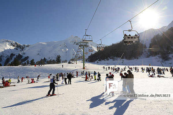 Skiers on the ski slopes at Le Mont Dore ski resort  Massif du Sancy  Puy de Dôme  Auvergne  France  Europe