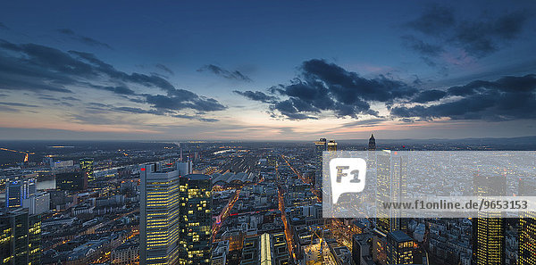 Ausblick über die Stadt bei Dämmerung vom Maintower mit Hochhäusern im Bankenviertel  Frankfurt am Main  Hessen  Deutschland  Europa