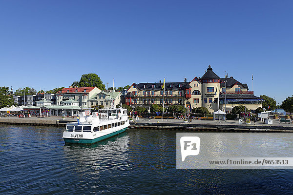 Hafen von Vaxholm  mit Vaxholm Hotel  Vaxön  Schäreninseln  Schärengarten  bei Stockholm  Schweden  Europa