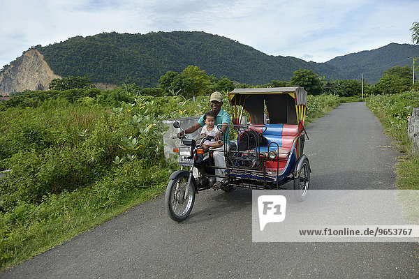 Mann mit Kind auf Motorrad-Rickschah  Lam Rukam  Subdistrict Rozma  Aceh  Indonesien  Asien
