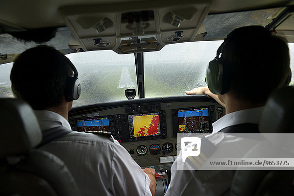 Cockpit  Flugzeug im Landeanflug bei Regen  Simeulue  Indonesien  Asien