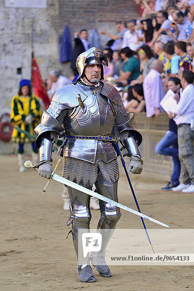 Ritter in Rüstung beim Umzug vor dem historischen Pferderennen Palio di Siena  Piazza del Campo  Siena  Toskana  Italien  Europa