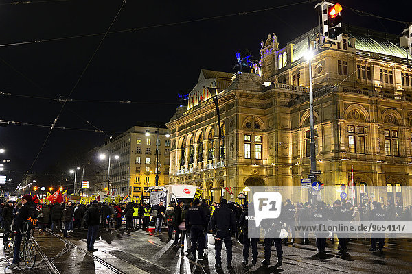 Demonstration gegen PEGIDA am Opernring  Innere Stadt  Wien  Österreich  Europa