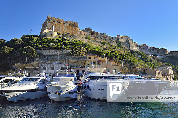 Yachten im Hafen unterhalb der Festung  Bonifacio  Corse-du-Sud  Korsika  Frankreich  Europa