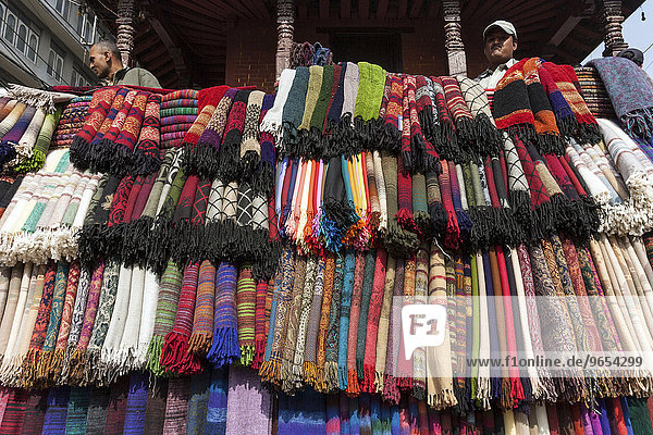Bunte Stoffe  Soffverkäufer  Altstadt  Kathmandu  Nepal  Asien