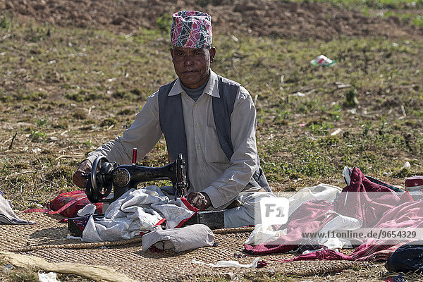 Nepalesischer Schneider mit Nähmaschine  auf dem Land  bei Nargakot  Nepal  Asien