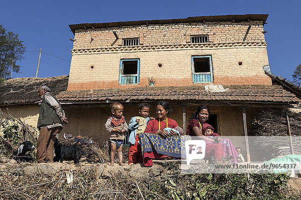 Nepalesische Frauen und Kinder  Landfamilie  traditionelle Kleidung  bei Nargakot  Nepal  Asien