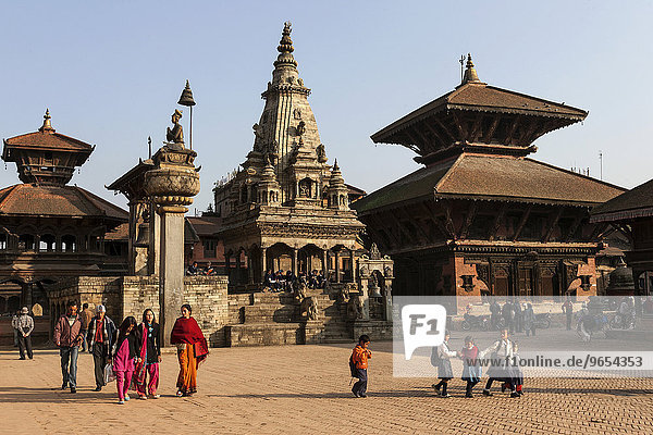 Durbar Square mit Statue des Königs Bhupatindra Malla  Taleju Glocke  Vatsala-Durga-Tempel und Pashupatinath-Tempel  Bhaktapur  Nepal  Asien