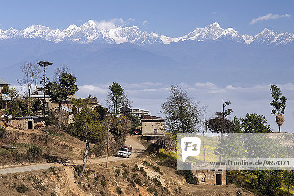 Ausblick auf Landschaft  ländliche Häuser und Berge des Himalaya  Nebel liegt im Tal  bei Dhulikel  Nepal  Asien