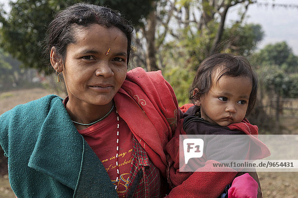 Nepalesische Frau mit Kind  Portrait  Bandipur  Nepal  Asien