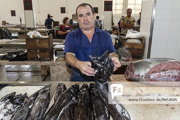 Fischverkäufer  Schwarzer Degenfisch  Fischmarkthalle  Funchal  Madeira  Portugal  Europa