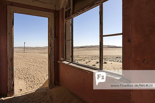 Ausblick von einem alten Haus auf die Landschaft der ehemaligen Diamantenstadt  heute eine Geisterstadt  Kolmanskuppe  Kolmanskop  Kolmannskuppe  Lüderitz  Namibia  Afrika