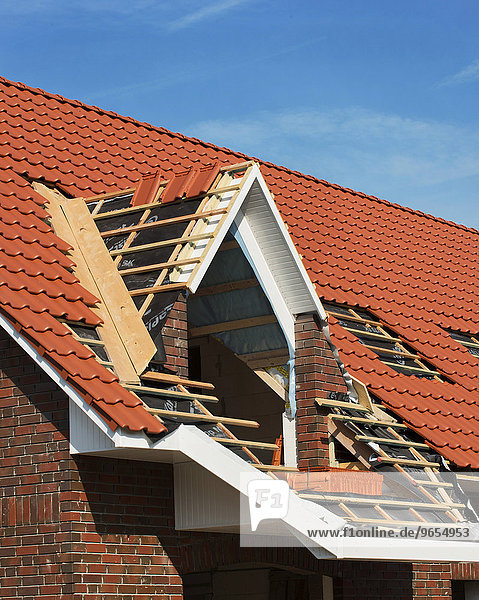 Eindecken des Dachstuhls beim Neubau  Aurich  Niedersachsen  Deutschland  Europa