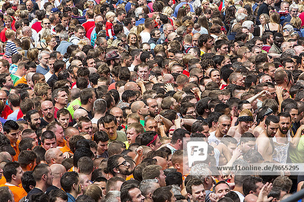 Dichtgedrängte Menschenmenge bei einem Volksfest  Mons  Wallonien  Belgien  Europa