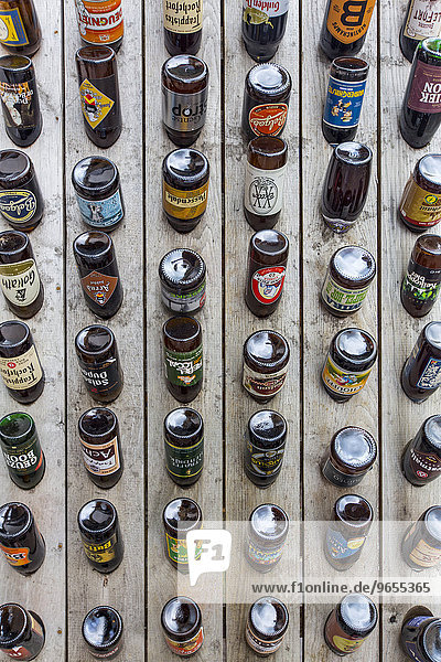 Holzbrett mit vielen Bierflaschen verschiedener Biermarken an einem Geschäft  Ypern  Westflandern  Belgien  Europa