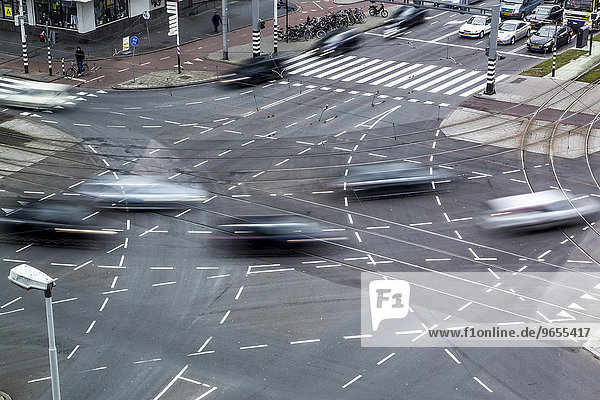 Große Straßenkreuzung  Fahrbahnmarkierungen für verschiedene Abbiegespuren  Rotterdam  Holland  Niederlande  Europa