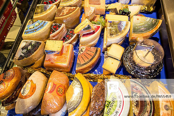 Frischeregal mit verschiedenen Käsesorten  Supermarkt  Deutschland  Europa