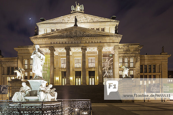 Schauspielhaus Berlin am Gendarmenmarkt und Schiller-Statue  Berlin  Deutschland  Europa