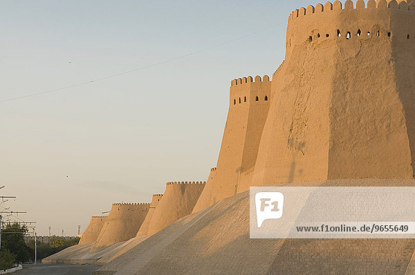 Mächtige Stadtmauer der Ichon-Qala Festung  Khiva  Usbekistan  Zentralasien  Asien