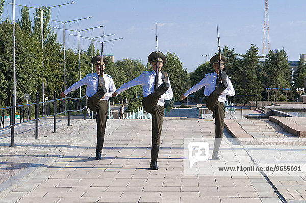 Soldaten am Ala-Too Platz Bishkek Kirgisistan Zentralasien
