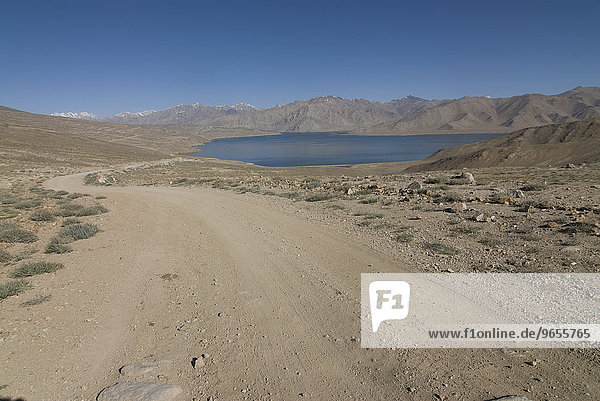 Straße führt zum Bulunkulsee  Bulunkul  Pamirgebirge  Tadschikistan  Zentralasien  Asien
