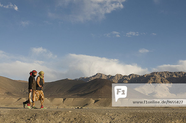 Zwei Frauen in der bergigen Landschaft um Murgab  Pamirgebirge  Tadschikistan  Zentralasien  Asien