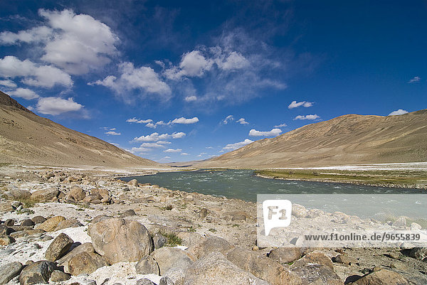 Berglandschaft und Fluss im Wakhan Tal  Pamirgebirge  Tadschikistan  Zentralasien  Asien