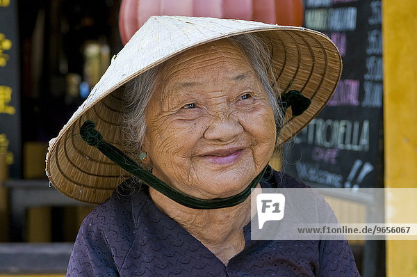 Alte Frau lächelt glücklich  Porträt  Hoi An  Vietnam  Asien