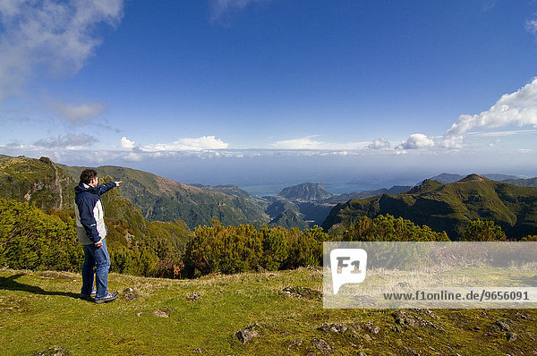 Mann genießt die Aussicht über die Berglandschaft am Pico De Ariero  Madeira  Portugal  Europa