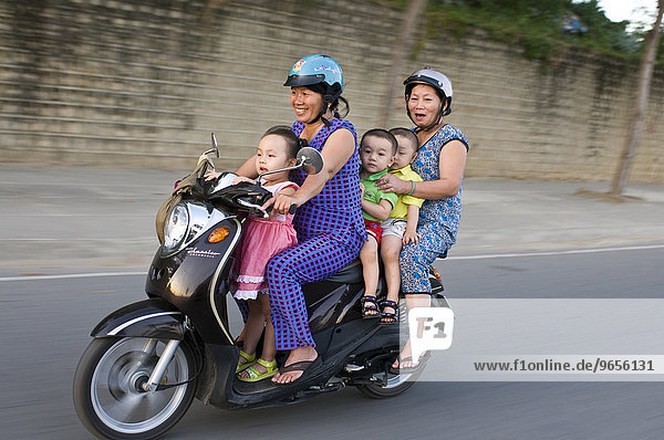 Zwei Frauen und drei Kinder auf einem Roller  Nha Trang  Vietnam  Asien