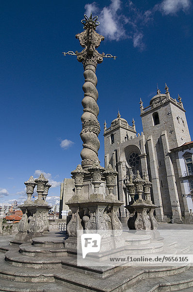 Säule vor der Kathedrale von Porto  Sé do Porto  in Porto  Portugal  Europa