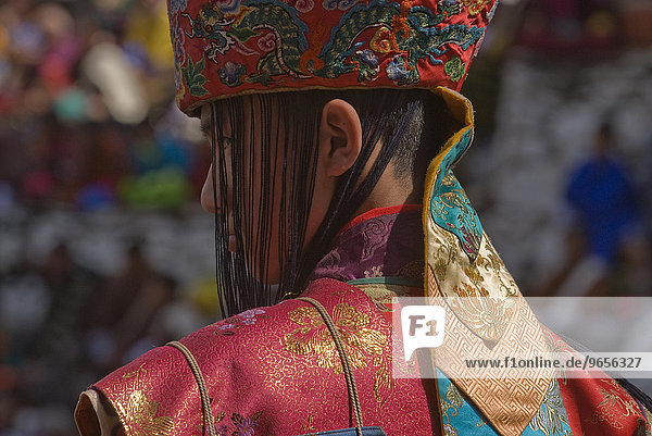 Traditionell gekleideter Mann  Rückenansicht  Paro Tsechu  Bhutan  Asien