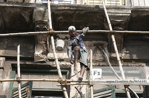 Arbeiter auf einem unsicheren Baugerüst aus Bambus  Kalkutta  Indien  Asien