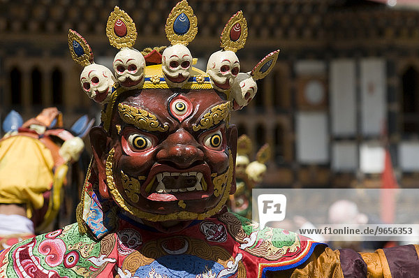 Maskierter Mann beim religiösen Tsechu Fest  Paro Bhutan  Asien