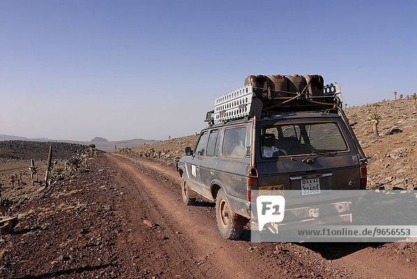 Geländewagen fährt auf Staubpiste  Äthiopien  Afrika