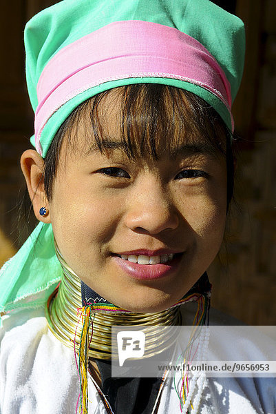 Junges Langhals-Mädchen vom Stamm der Karen oder Padaung  Inle-See  Myanmar  Burma oder Birma  Südostasien  Asien
