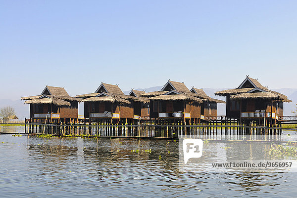 Bungalows eines Luxushotels auf dem Inle-See  Myanmar  Birma oder Burma  Südostasien  Asien