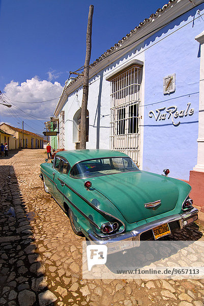 Alter amerikanischer Straßenkreuzer  Trinidad  Kuba  Karibik  Nordamerika